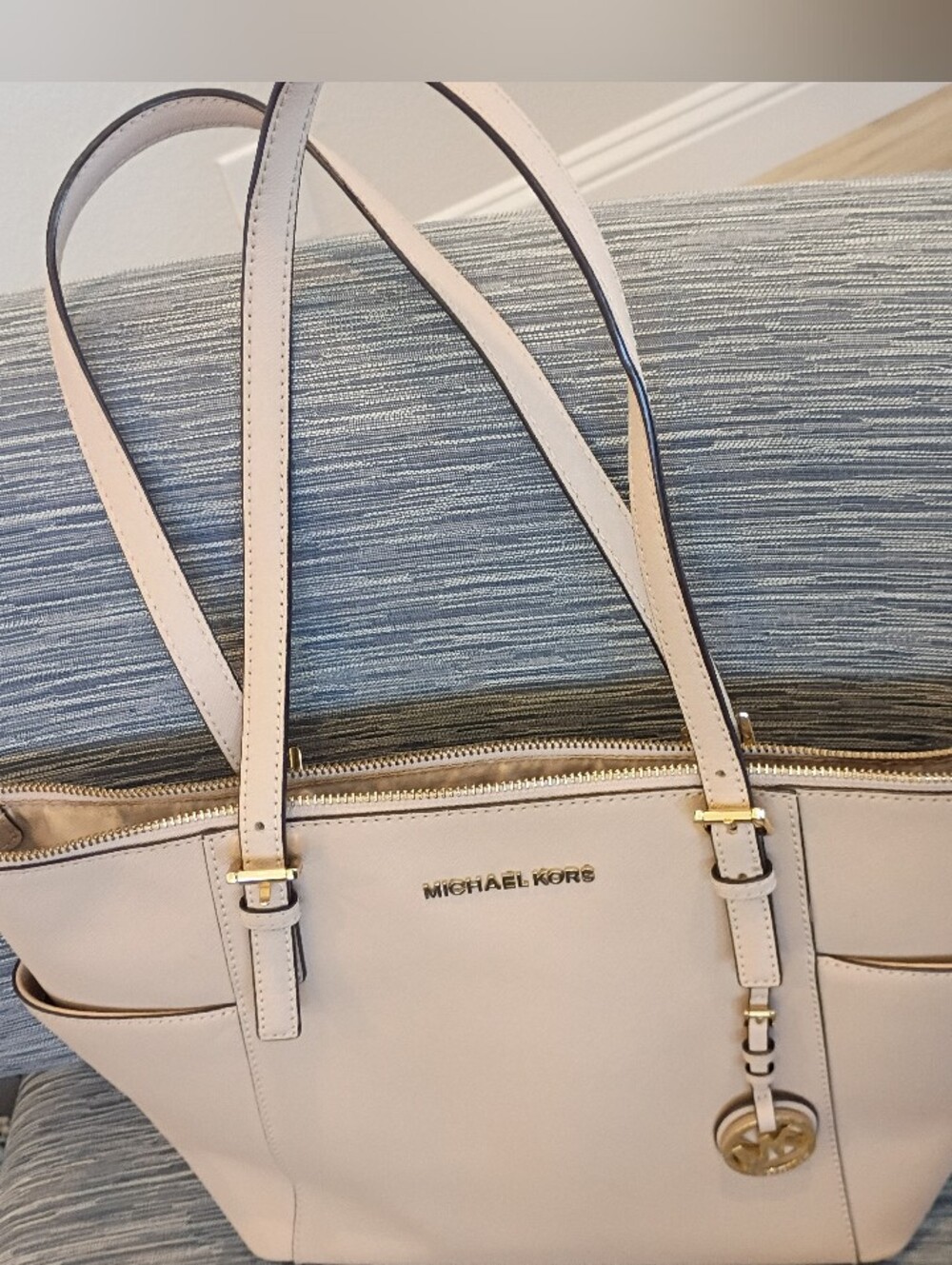 Michael Kors Beige Saffiano Leather Tote with Gold Logo charm. READ NOTE BELOW - Picture 4 of 10